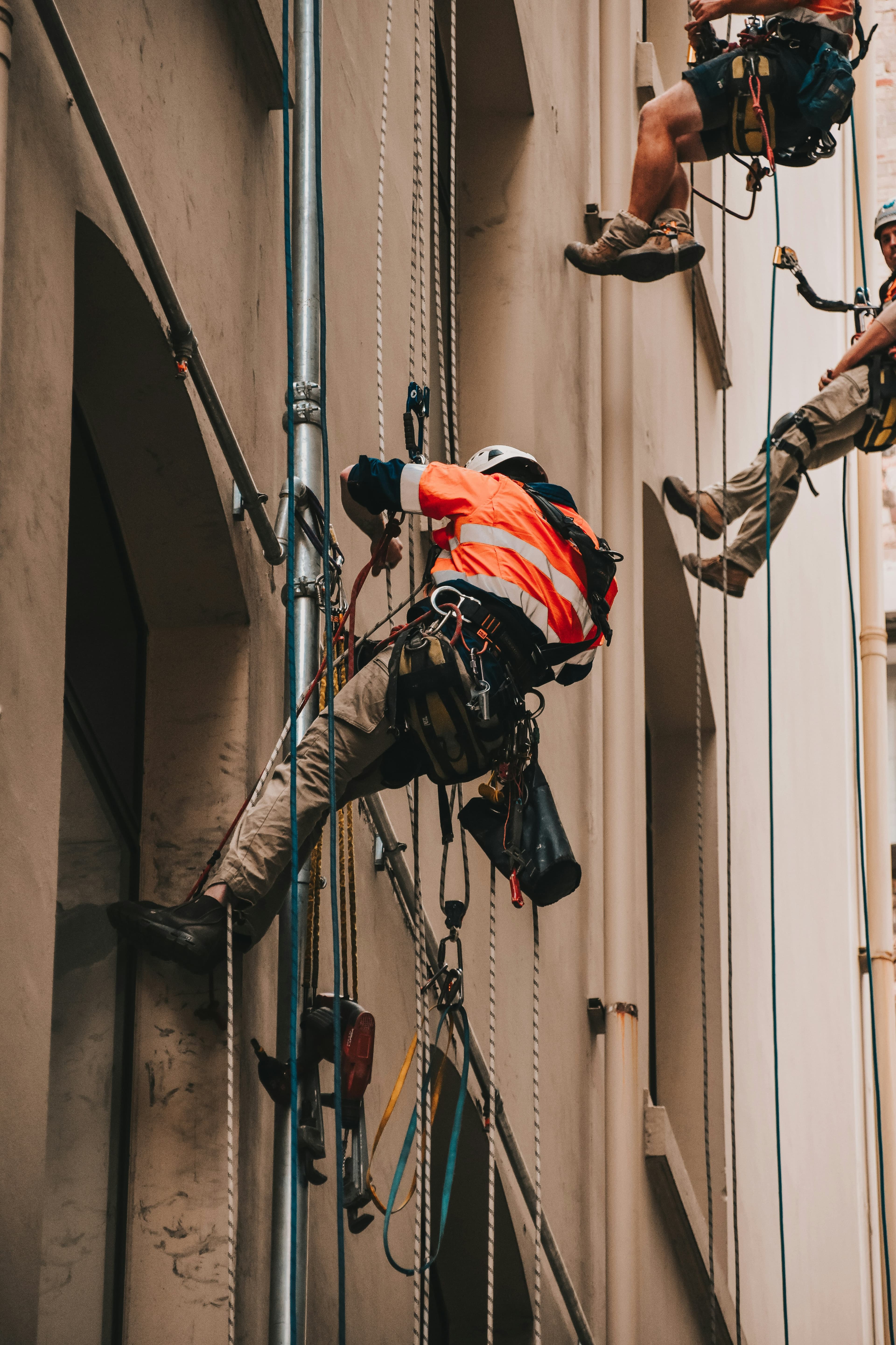 Cordiste en intervention en hauteur sur facade